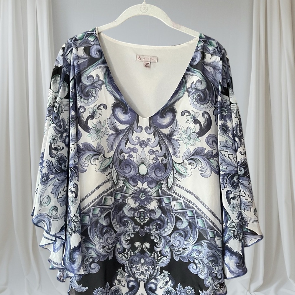 Chic Women's Blouse with Intricate Blue and White Pattern - Picture 2 of 4